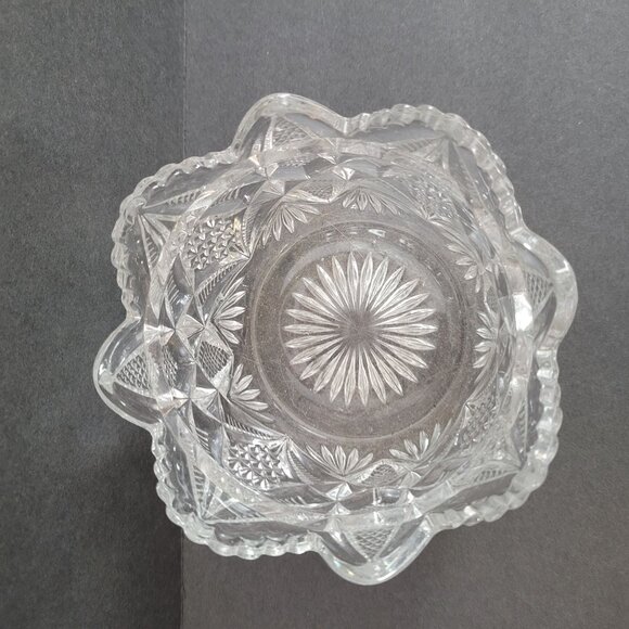Vintage Clear Cut Glass Bowl With Scalloped Edge & Starburst Pattern - Picture 4 of 8